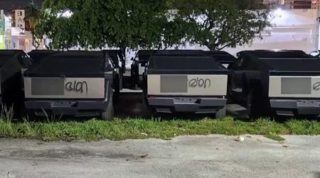 Die 34 neuen Tesla Cybertruck Elektro-LKWs auf dem Parkplatz wurden mit obszönen Wörtern besprüht, die an Ilon Musk gerichtet waren