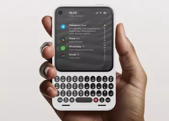 Все подробности Clicks Communicator — современного гаджета в стиле BlackBerry с физической клавиатурой и AMOLED-экраном
