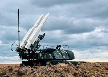 Des spécialistes ukrainiens remettent en état le système de missiles sol-air Buk-M1 après sa défaite contre un drone Lancet