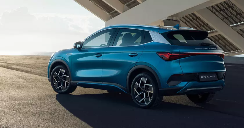 Электрический кроссовер BYD ATTO 3: Будущее городских джунглей