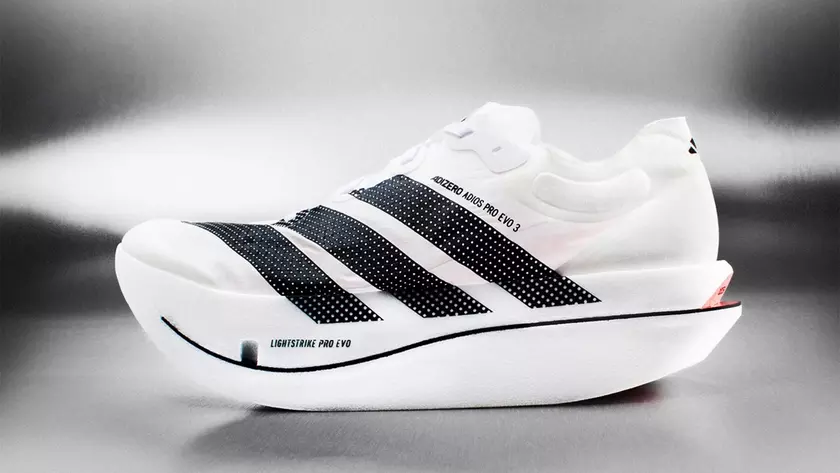 Adidas представила сверхлегкие кроссовки: всего 97 граммов на ногу!