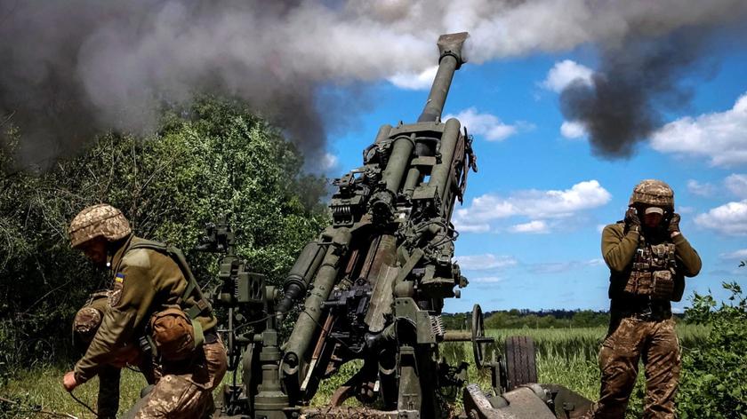 Гаубиця M777 одним пострілом знищила замасковану російську артилерійську установку 2С7 "Півонія" (відео)