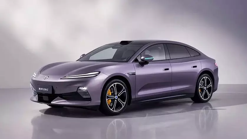 Электромобиль Denza Z9S в трех ракурсах
