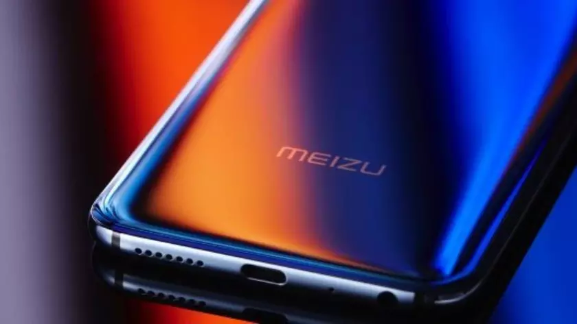 Meizu 17 с «дырявым» дисплеем показали на рендере