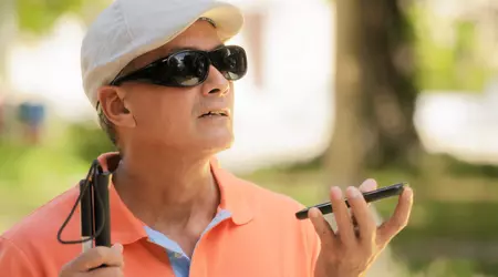 Розмова в темряві: як користуються смартфонами незрячі люди