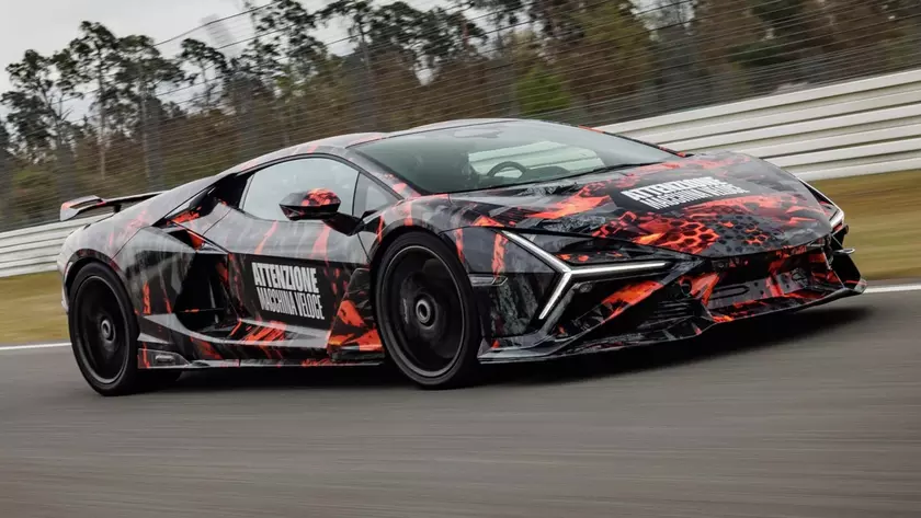 Прототип Lamborghini Revuelto SV на трассе Хоккенхаймринг