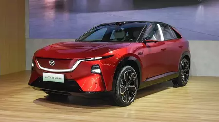 Mazda CX-6e отримала «очі» на даху: тепер кросовер вміє розвертатися сам