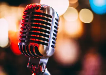 Amazon создает конкурента Clubhouse, который превратит ведущих в радиодиджеев