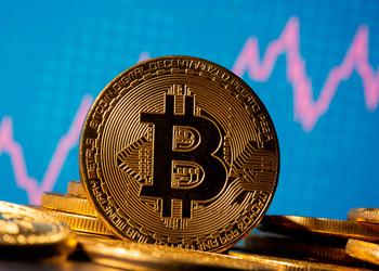 Bitcoin рвётся к рекорду – цена уже превысила $62 000
