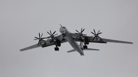 Les frappes massives sur les aérodromes et les bases militaires obligent la Russie à camoufler ses bombardiers nucléaires Tu-95MS