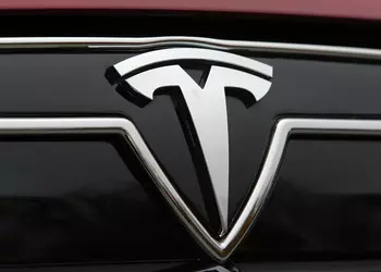 Tesla на автопилоте врезалась в полицейский автомобиль