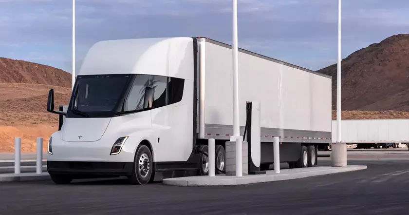 Tesla Semi: электромонстр на зарядке - что скрывает дальнобойщик будущего?