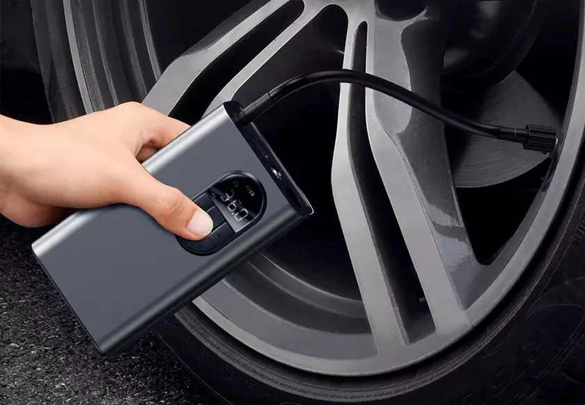 Портативный компрессор Baseus с встроенной батареей и датчиком давления в шинах