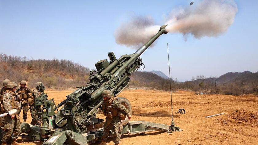 Українські артилеристи за допомогою дрона виявили заховану російську БМП-3 та знищили її гаубицею M777