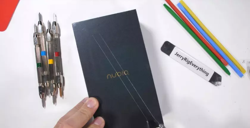 Двухэкранный Nubia X проверили на прочность