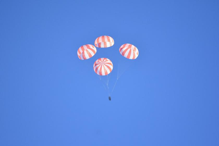 SpaceX успешно провела испытания парашютов для Crew Dragon