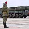 Los rusos han lanzado el misil balístico intercontinental SS-27 Mod 2 con un alcance de 12.000 kilómetros, que puede transportar una cabeza nuclear con una potencia de hasta 500 kilotones.-12