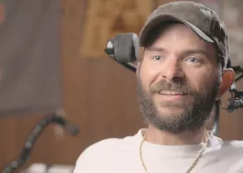 "Я играю, работаю и живу благодаря чипу в голове": первые пациенты Neuralink ломают представление о возможном