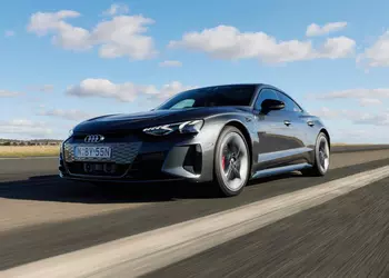 Блогер попытался оживить утонувший электрокар Audi e-tron GT, высушив его в рисе. И лайфхак работает!