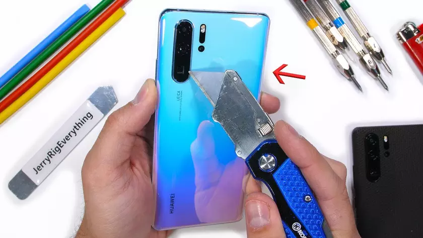 Huawei P30 Pro справился с испытаниями JerryRigEverything лучше своих предшественников