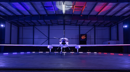 Aarok ist eine französische MALE-Drohne mit einer Höchstgeschwindigkeit von 463 km/h, die 30 Stunden lang fliegen kann und keine vorbereitete Infrastruktur benötigt.