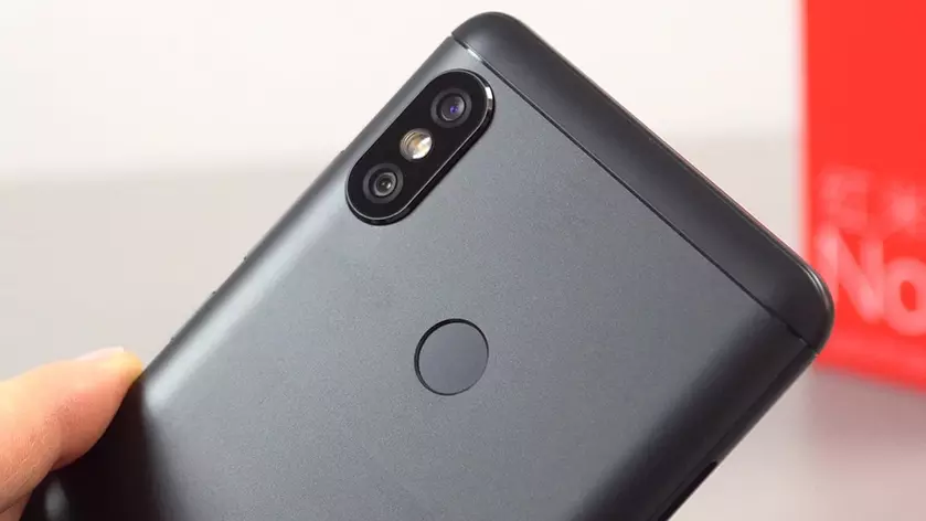 Смартфон Xiaomi Mi Max 3 появился на новых снимках с двух сторон
