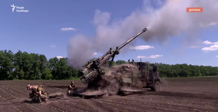 Die Streitkräfte der Ukraine zeigten die Arbeit der französischen CAESAR-Selbstfahrlafetten und erklärten ausführlich, wie man sie benutzt