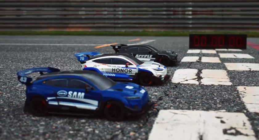 Радиоуправляемые машинки на трассе с аккумуляторами смартфонов