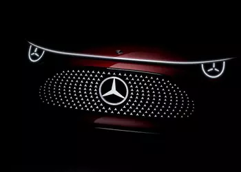 Новый Mercedes-Benz CLA получит подсвеченную переднюю часть и звездные фары