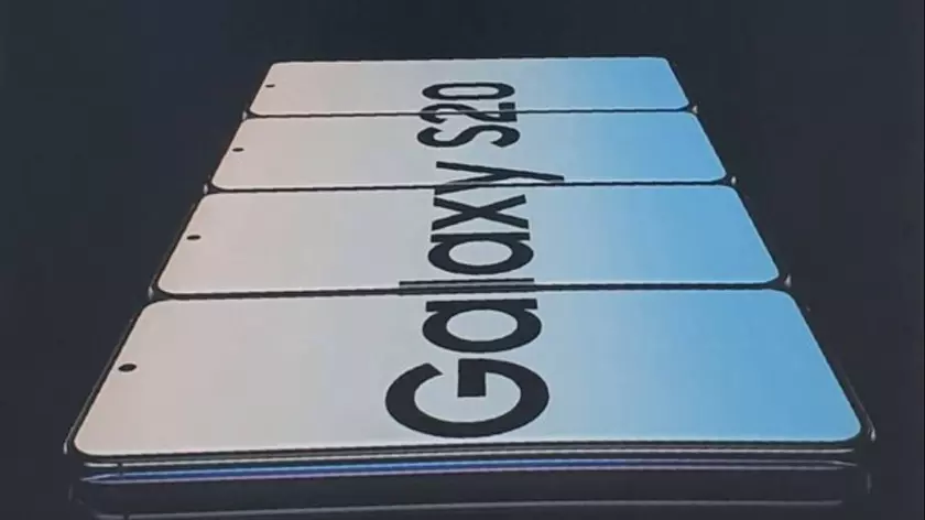 Фото трех смартфонов Samsung Galaxy S20 демонстрирует выступающий модуль камер