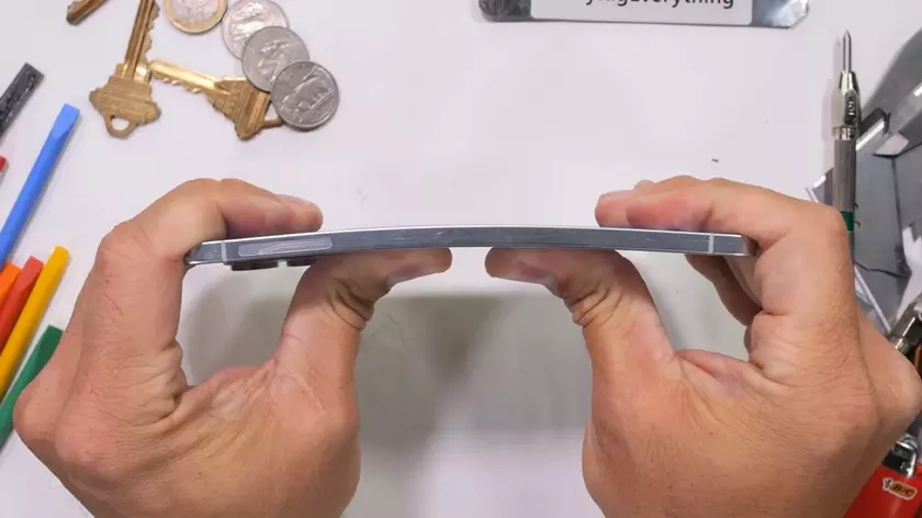 Обзор от JerryRigEverything: что скрывается за экраном?