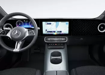 Базовый Mercedes CLA остался без экрана для пассажира и других опций