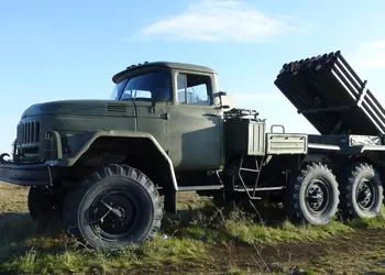 HIMARS точным попаданием уничтожил пусковую установку 9П138 редкой реактивной системы залпового огня «Град-1»