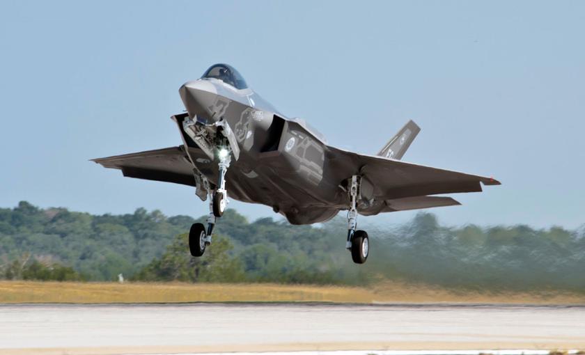 Lockheed Martin hat neun Kampfflugzeuge des Typs F-35 Lightning II produziert, kann sie aber aufgrund eines Lieferstopps nicht an Kunden ausliefern