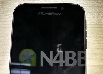 Живые фотографии и характеристики QWERTY-смартфона BlackBerry Classic