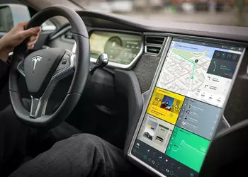 Электромобили Tesla получат поддержку музыкальных сервисов Apple Music и Amazon Music