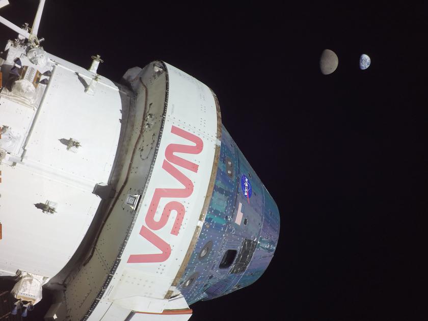 Orion spacecraft took an impressive photo of the Moon and Earth from a distance of 432,210 km