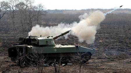 FPV-Drohne zerreißt eine getarnte russische Panzerhaubitze 2S1 Gvozdika in zwei Teile