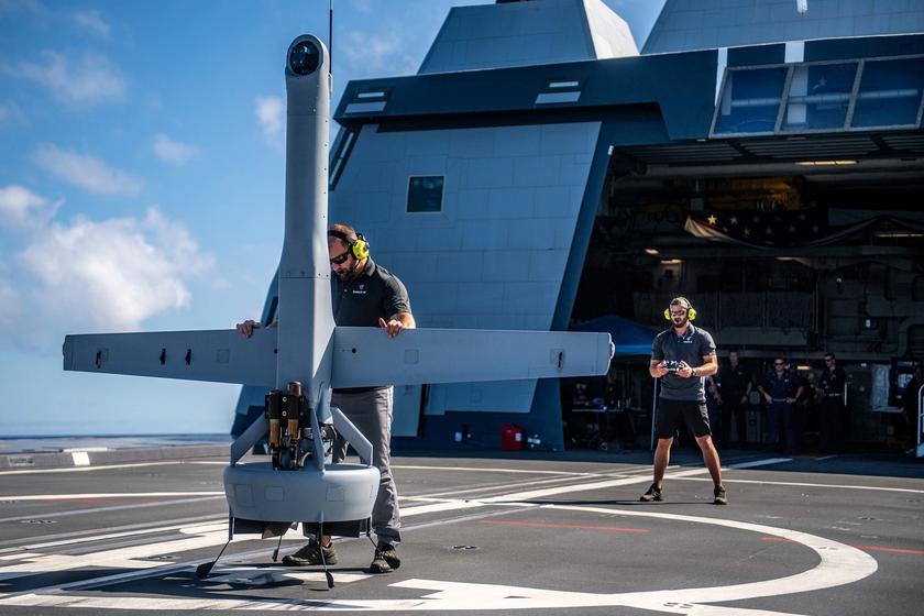 Shield AI протестировала футуристический беспилотник V-BAT, который умеет взлетать и приземляться, как ракеты SpaceX