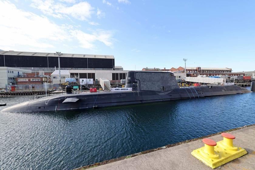 La Grande-Bretagne a reçu le cinquième sous-marin nucléaire de type Astute, équipé de torpilles Spearfish et de missiles Tomahawk et Harpoon, pour un coût de 1,3 milliard de livres sterling.