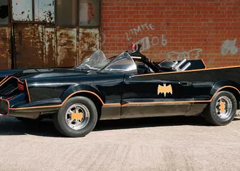 Авто для коллекционеров: на продажу выставили реплику «Бэтмобиля» 60-х годов