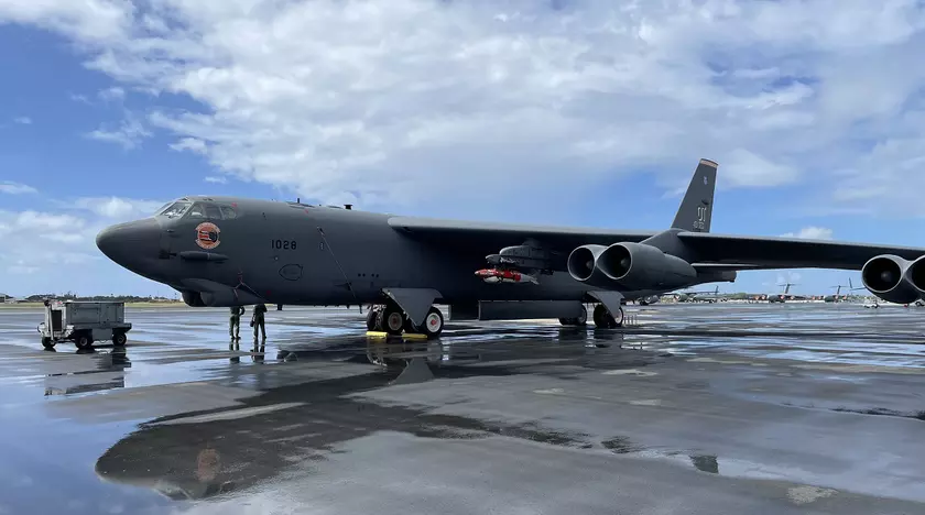 Ядерный бомбардировщик научился запускать 900-килограмовые бомбы JDAM QS-ER дальностью до 76 км