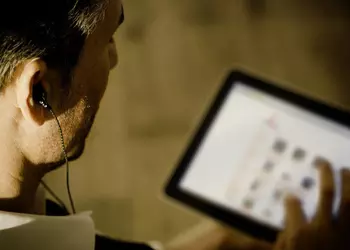 NEC: смартфоны будут узнавать хозяина по уху