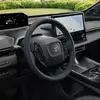 Превью: Салон 2026 Toyota bZ4X с передними сиденьями и современной мультимедийной системой
