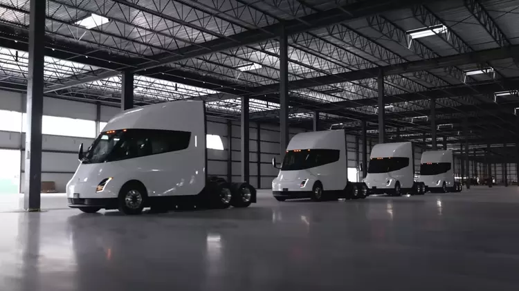 Tesla Semi 2026: грузовик, который наконец стал серийным (и похудел на полтонны)
