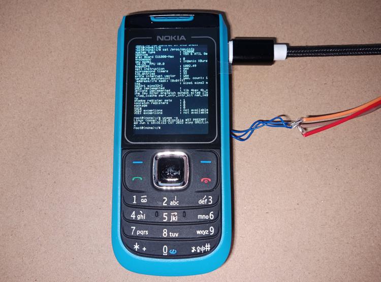 Teléfono clásico Nokia 1680 de 2008 convertido en una mini PC con Linux