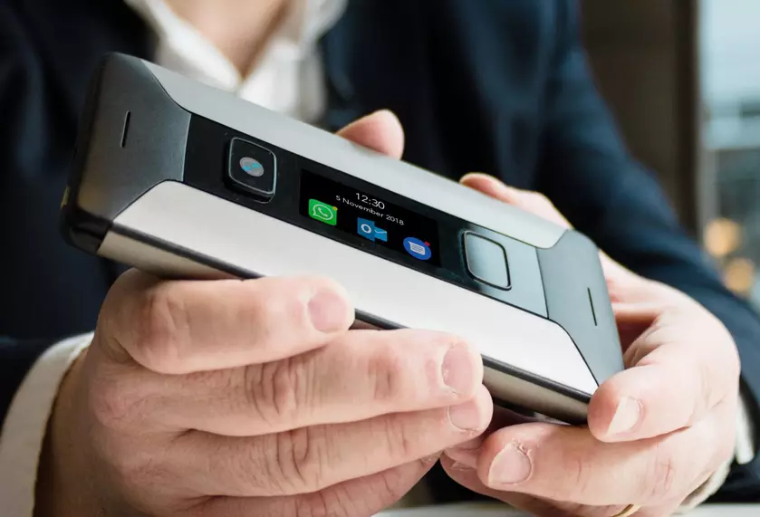 Двухэкранный коммуникатор Cosmo Communicator с QWERTY-клавиатурой и USB-C стоит $550