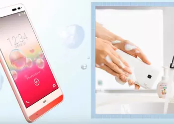 В Японии представлен смартфон, который можно мыть с мылом