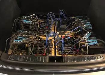 Tesla Model S превратили в ферму для майнинга, но это плохая идея