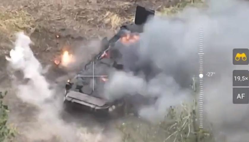 Украинский дрон с гранатами уничтожил уникальный российский бронетранспортёр БТР-80 с пусковой установкой УМЗ для дистанционного минирования